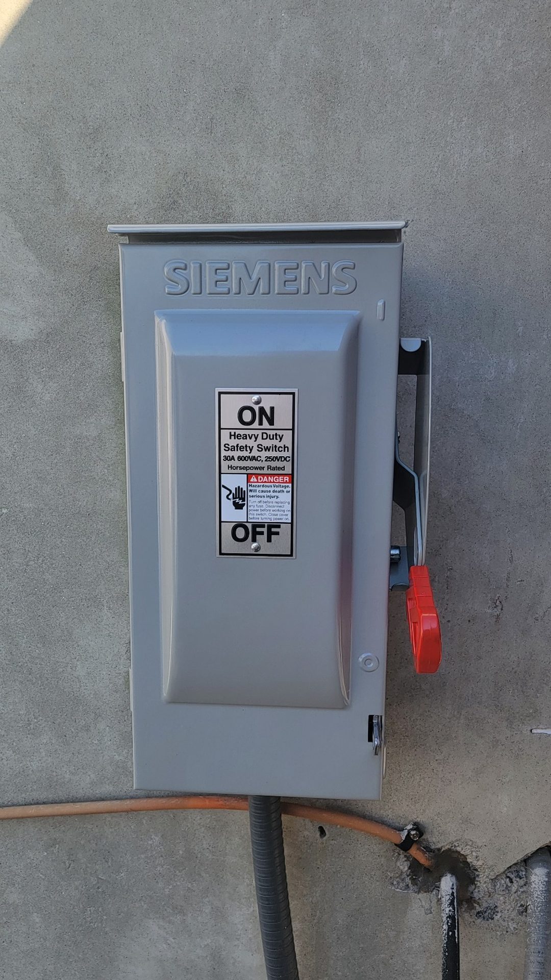 Electrical disconnect installation with conduit connections